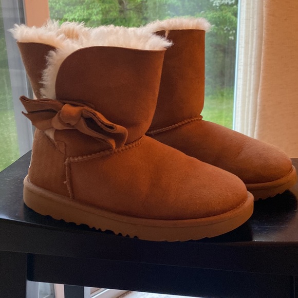 Kids Ugg boots with side bow, CHESTNUT color to be exact. - Picture 2 of 7